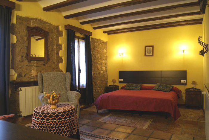 Habitación del hotel rural en el interior de Alicante